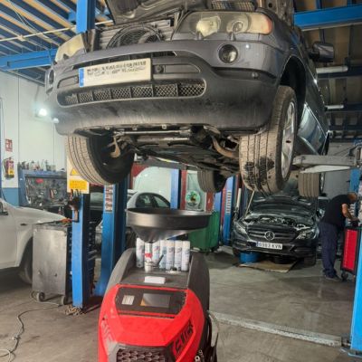 parte interior de multitaller melilla con un coche en elevador